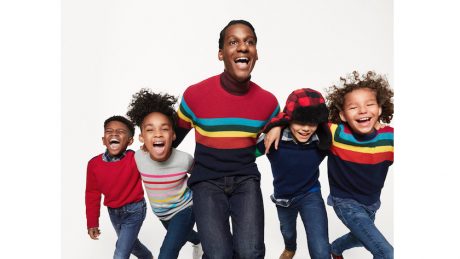 リオン・ブリッジズを起用した、ギャップのホリデーメッセージビデオが公開。