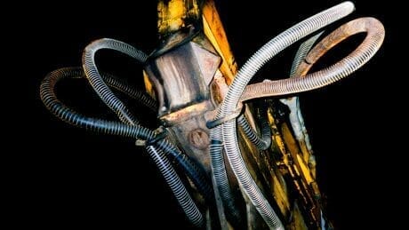 自身のルーツ、“鉄” を捉える。写真家・小見山峻が初の写真集を刊行。