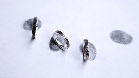 この多様な時代にふさわしい指紋を刻印した指輪。手がけたのは話題の黄色い防災ブックを生み出したデザイン集団です。