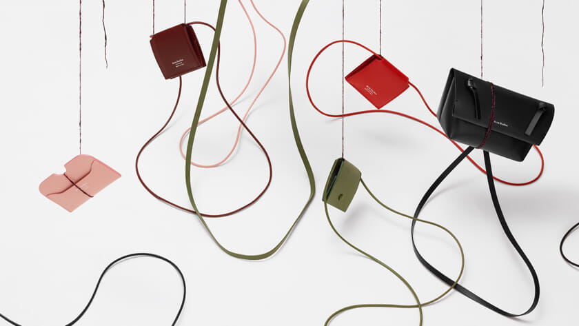 小ぶりなのにこの存在感！ アクネ ストゥディオズの新作スモールレザーグッズ。