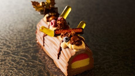 Nano Universe collaborated with a long-established high-end confectionery store. The Christmas ice cream cake was produced.