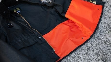 Urban Research Buyer's Select has specially ordered a spay jacket from Babur, which is good in both color and lightness.