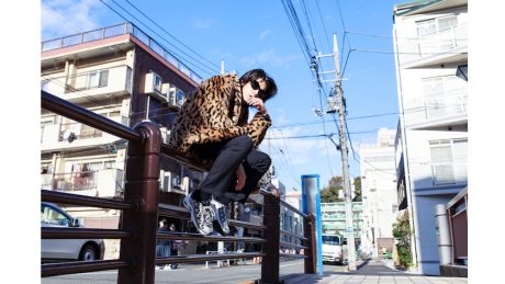 煌びやかな玉虫色に注目を。90年代に風靡したプーマのハイテクシューズを、ブレンズが改作。