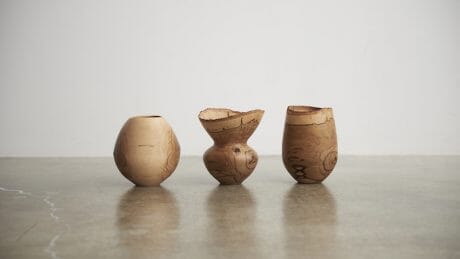 力強い木の生命を感じさせる木工作品。盛永省治の企画展がヒビヤ セントラル マーケットで開催です。