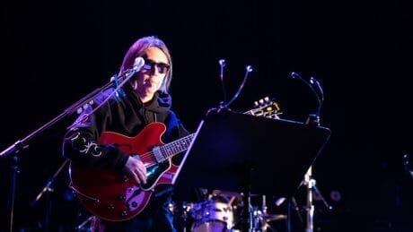 Farfetch supports Hiroshi Fujiwara's live tour. Collaboration items by Neighborhood and Fragment Design are also available!