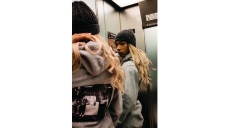 クルックリンがフォトグラファーのKoki Satoと共作。アートピースに相応しいパーカ。