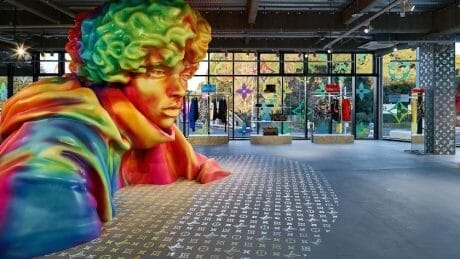 巨大なレインボーマンがお出迎え！ ルイ・ヴィトンのポップアップストアが原宿に誕生。