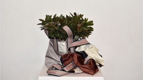 人気のバッグコレクションに新作が登場。シアタープロダクツの粋なトート。