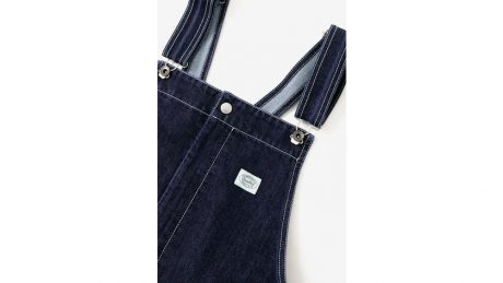 スノーピークとアーバンリサーチ ドアーズがコラボ。外遊びにぴったりなオーバーオールが誕生です。