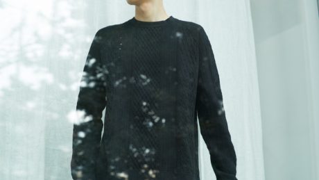It looks like a knit but is actually a sweatshirt. nano universe and stylist Shin Kobayashi, ed.