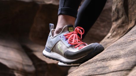 アディダスとファイブテンによるブランドが設立されました。第一弾アイテムはアプローチシューズ。