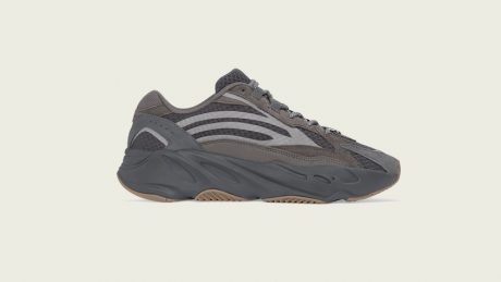 アースカラーを纏った、YEEZY BOOST 700のマイナーチェンジモデルが登場。