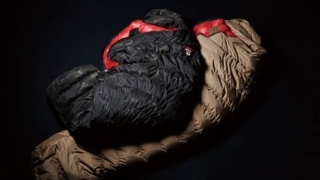 外遊びの場所と季節の幅が広がる！ナンガの25周年を飾るのはダウンを贅沢に使ったシェラフ。