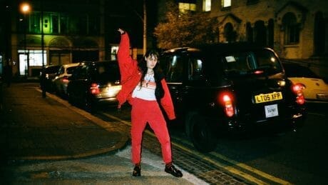 自由なマインドと共鳴するドクターマーチンのサンダル。