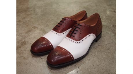 ディストリクト ユナイテッドアローズとチーニーの共作レザーシューズ。茶と白のコントラストが秀逸です。