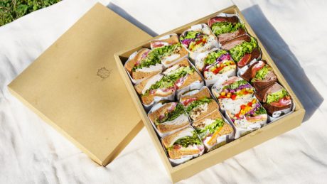Perfect for cherry blossom viewing! PARTY BOX" at the sandwich bar "King George Daikanyama".
