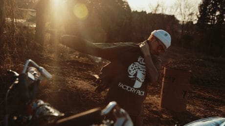 オークリーとダブルタップスのコラボレーション第二弾。無骨なカラーリングが目を引きます。