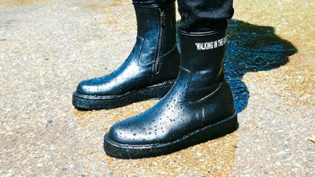 It would be a shame to wear them only on rainy days. Kids Lovegate's all-weather rubber shoes.