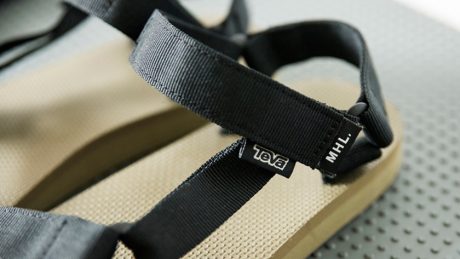 街仕様のルックスとアウトドアの環境に耐えうる機能を兼備する、テバ×MHLのサンダル。