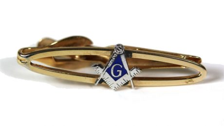 【今日のフイナムズ】フリーメイソンのシンボルを身につけるなら、タイピンくらいがちょうどいい。