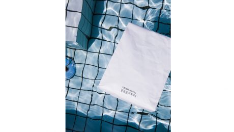 耐水性に優れた和紙を使用した、デラックス × 紙和のスーベニアバッグ。