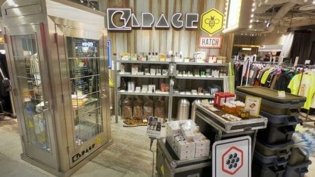 長場雄、下野宏明、国井栄之、eri、とんだ林蘭、辛酸なめ子などユニークなキュレーターが選んだものを阪急メンズ大阪に集めました。