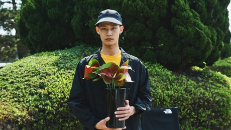 Stylist Naoki Ikeda wears URBS's specially ordered burlap outfitter like this.