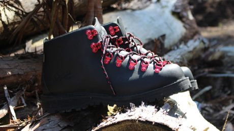 アウトドアフィールドで映える赤。スノーピークとダナーが再び共演します。