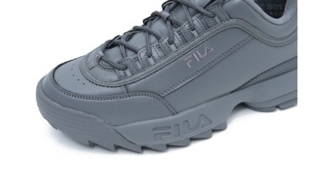 グラフペーパーの引き算の美学が詰まったフィラのダッドスニーカー。末長く愛せる一足になりそうです。