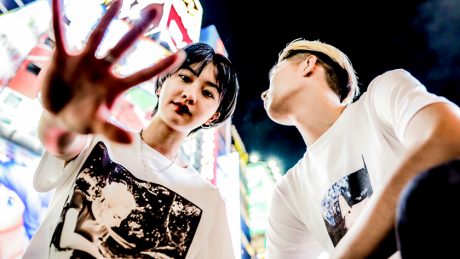 今年のTシャツはこれで決まりでしょう。レディー・ガガとバウワウによるコラボコレクションがリリースされます。