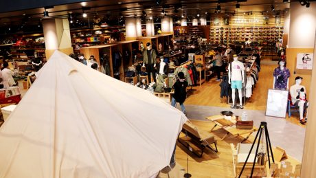An impressive assortment of products that will make outdoor enthusiasts swoon. Alpen's new store format opened in Seki-cho, Nerima.
