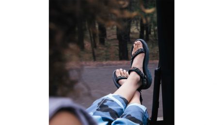 Teva is now available in autumn colors with a nostalgic feel.