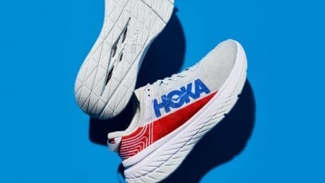 New colors for the Hoka Oneone model with new technology. Let's run through the city with a fresh look.