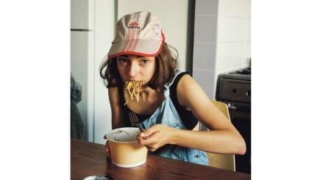 混沌とした時代に現れたミューズ、ステラ・ドネリーとジャーナル スタンダードがコラボアイテムを発売。