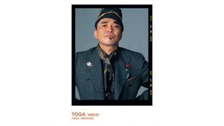 トーガ ビリリースの新シーズン。キャンペーンモデルは電気グルーヴの石野卓球。