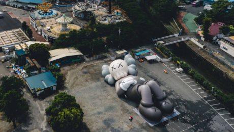 KAWSの巨大アートが日本にやってくる！