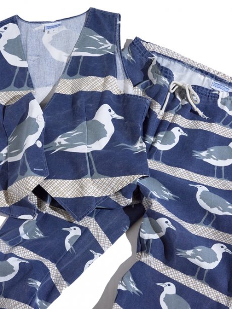 Monopolize the summer's attention with a vest and pants with an all-over pattern!