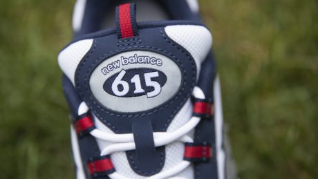 The nostalgic sneaker "615" released in 1998 is reprinted one after another. The retro color scheme and volume look fresh.