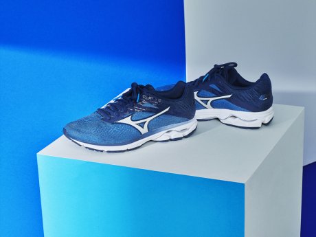 Stylishly updated in function and appearance. The latest Mizuno "Wave Rider" is a superb work of art.
