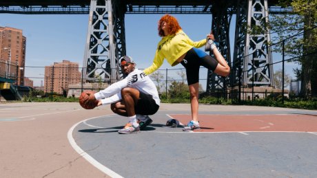 ニューバランス × ニューエラのコラボレーション。双方のシグネチャーカラーである “グレー” を表現。