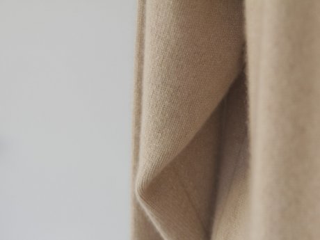 生カシミアって何だ！？ 空前絶後の肌触りを実現した、ヘリル×レショップの一着が登場。