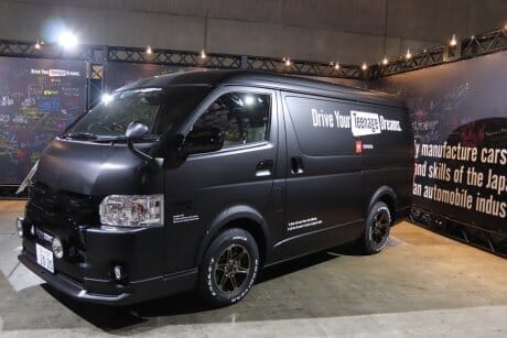 The jet-black Hiace that showed up at Summer Sonic; it seems that TOYOTA is up to something.