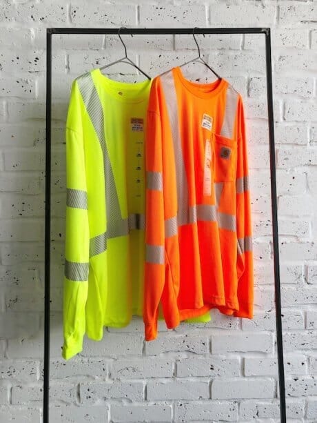 ハイブランドもの? いやいや、リフレクターバッキバキのリアルワーカー向けカーハートです。