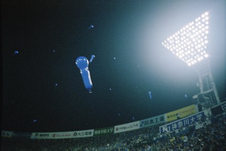 Summer for the Yokohama DeNA BayStars is hot, hotter, and a bit sentimental. The photographs taken by Masumi Ishida tell a story.