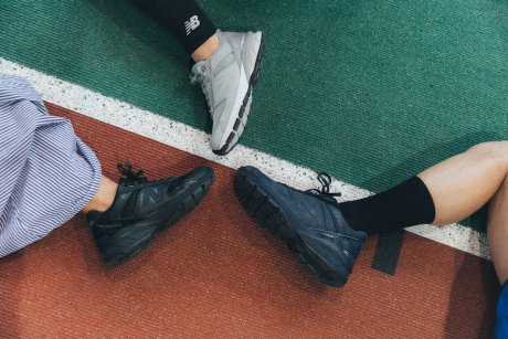 A masterpiece of collaboration. The neat "990v5" and T-shirt collection created with Engineered Garments.