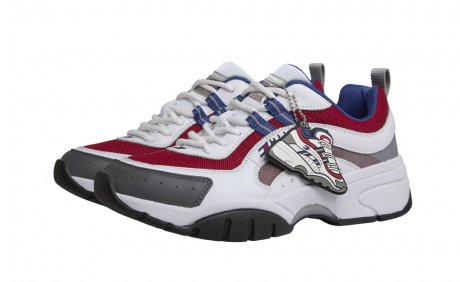 In the 90's mood, which is as popular as ever, Tommy Jeans is introducing a definitive pair of shoes.