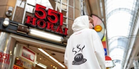 Urban Research has produced a hoodie of the Osaka specialty, 551 Hourai. Wear the hood and you will see those characters.