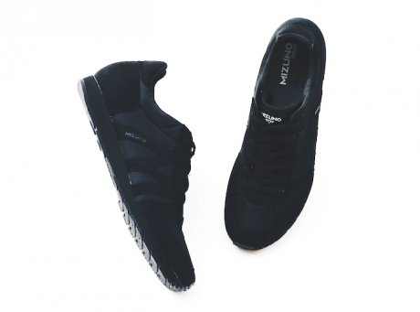 ミズノ×マーガレットハウエルによる三度目の蜜月コラボ。今回はオールブラックが渋い。