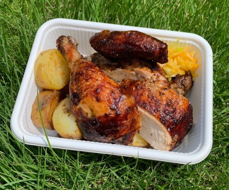 【HNF NEWS】外はパリッと、中はジューシー。キッチンカーで焼き上げるローストチキンがおいしそう。