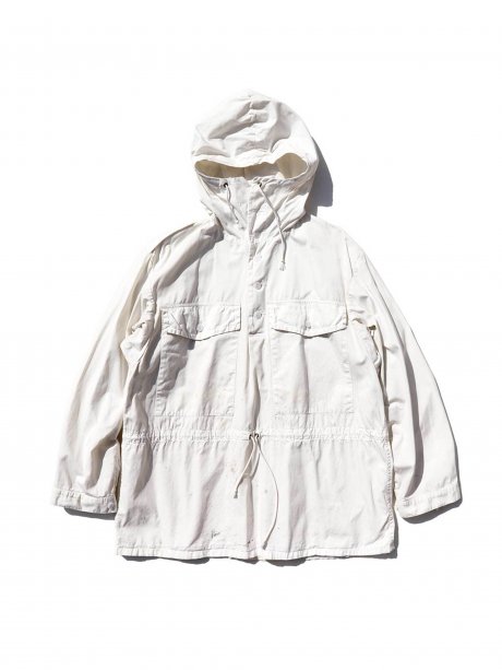 This pure white is the coolness of the military, isn't it?